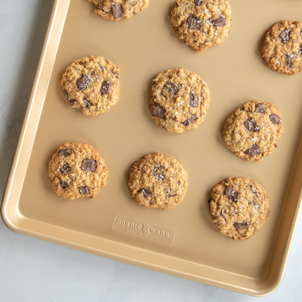 Nonstick baking sheet 53.5 x 38 cm with baked cookies