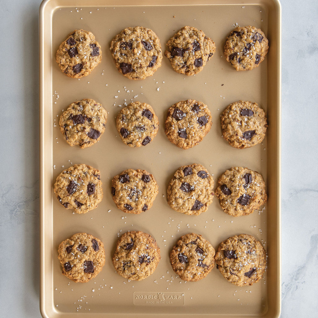 Nonstick baking sheet 53.5 x 38 cm with evenly spaced cookies