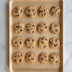 Nonstick baking sheet 53.5 x 38 cm with evenly spaced cookies