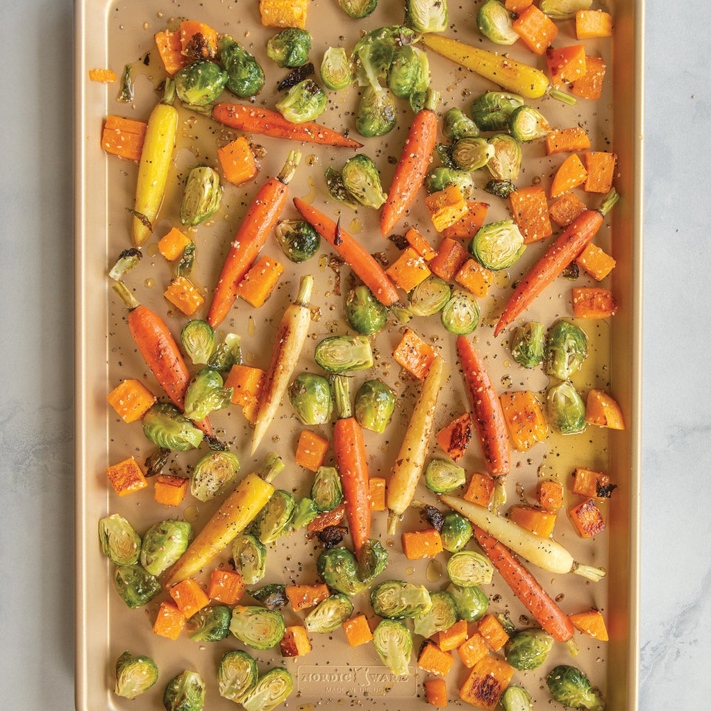 Nonstick baking sheet 53.5 x 38 cm with roasted carrots and Brussels sprouts