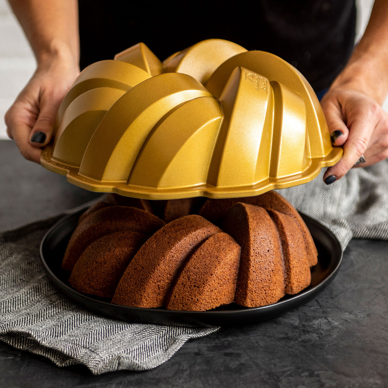 75th Anniversary Braided Bundt Pan 27.5 x 27 x 10.5cm