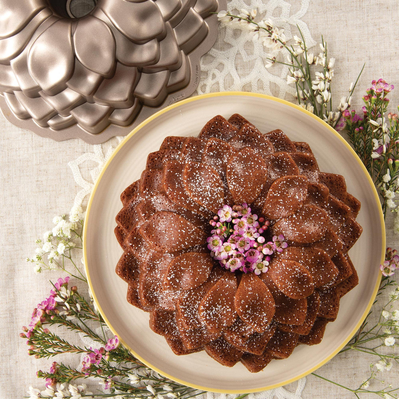 10 Cup Blossom Bundt Pan 26.5 x 19.5 x 9.5cm