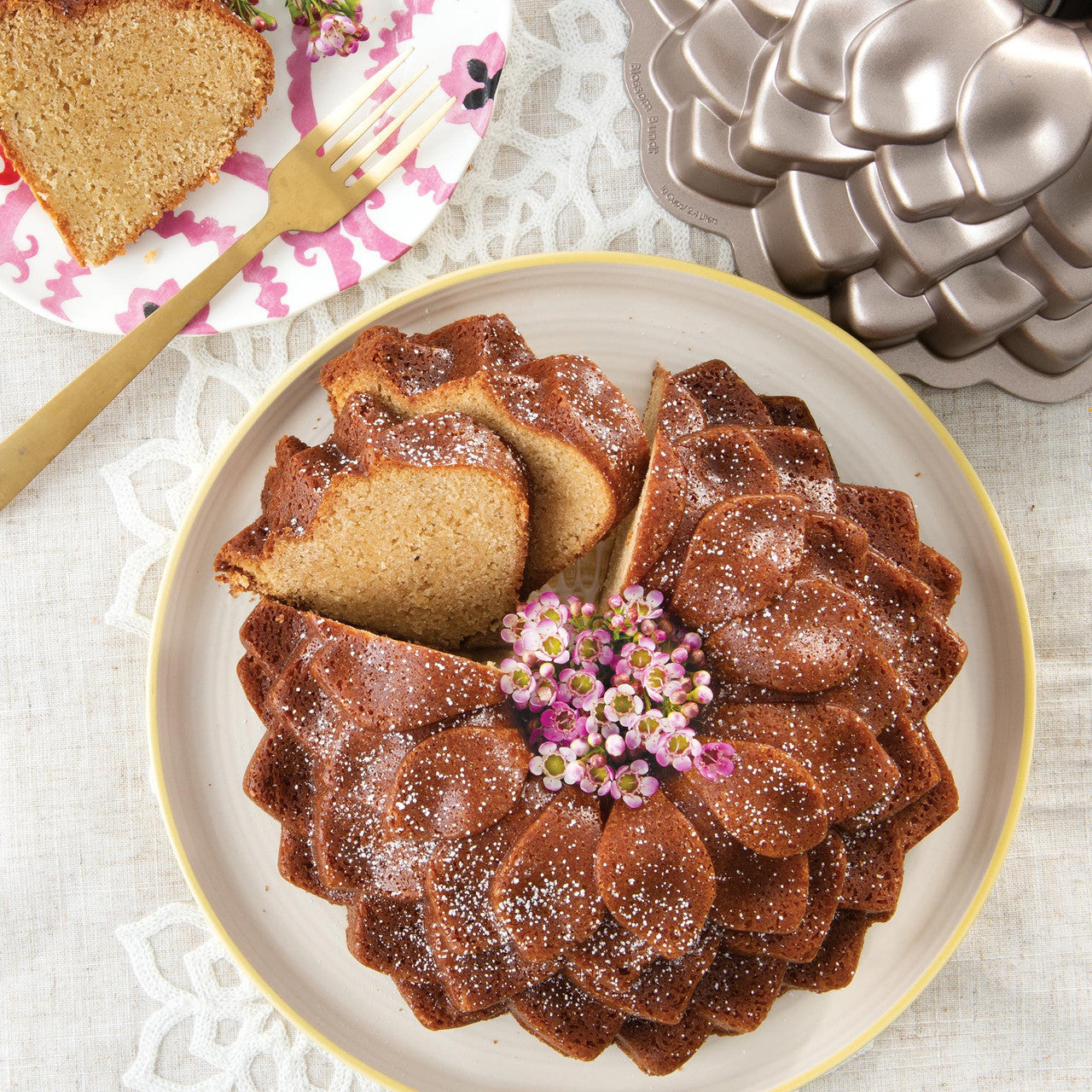 10 Cup Blossom Bundt Pan 26.5 x 19.5 x 9.5cm