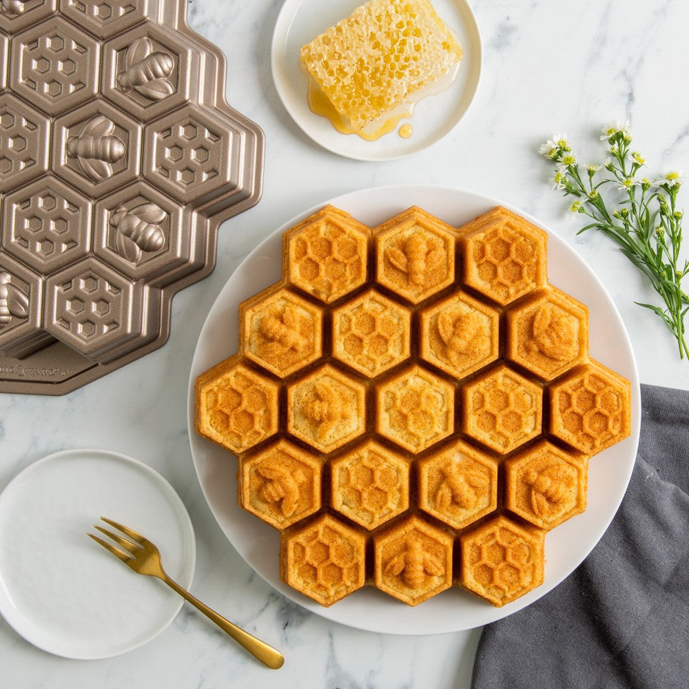 Honeycomb Pull-Apart Dessert Pan, 31.1 x 29.5 x 5.8cm
