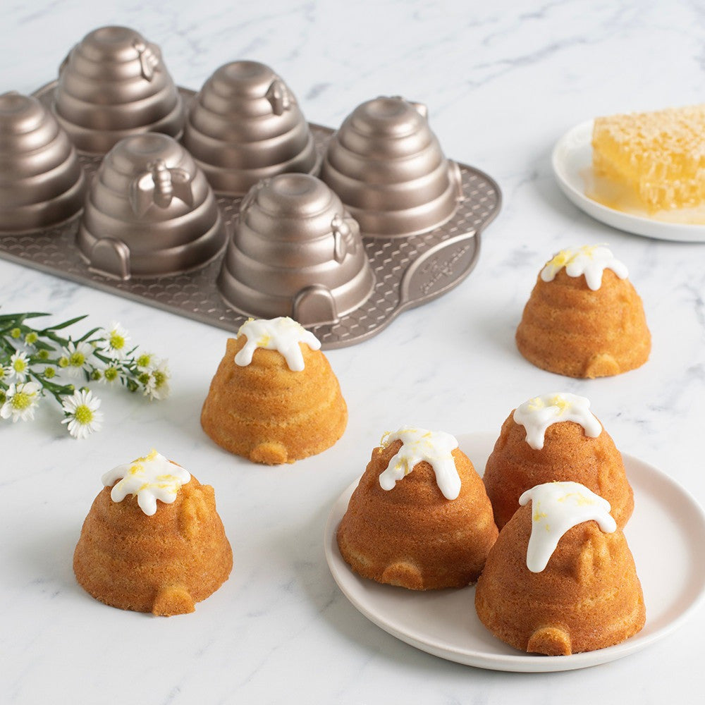 Beehive Cakelet Pan, 30.5 x 19.1 x 5.8cm